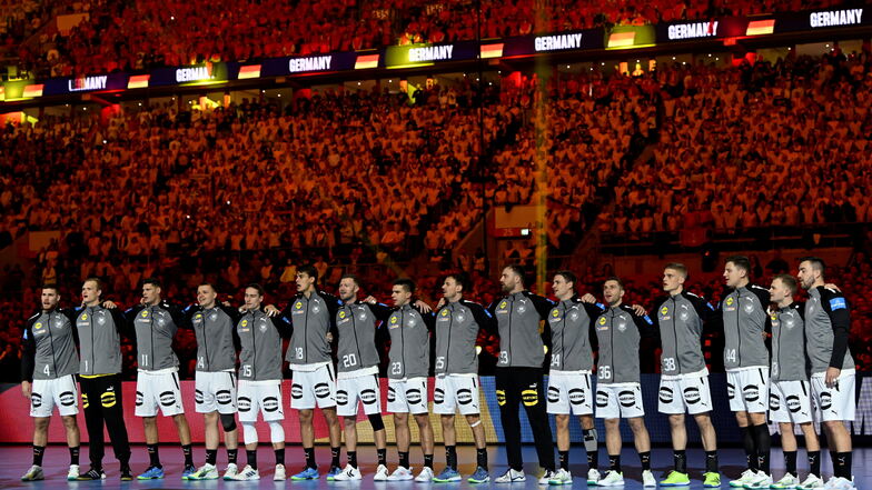 Die Spieler der deutschen Mannschaft stehen zum Hören der Hymne bereit.