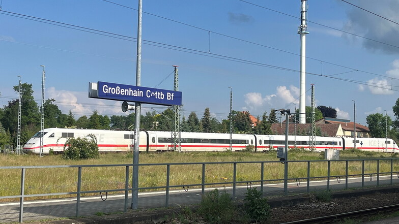 Ein ICE machte am Donnerstagmorgen auf dem Cottbuser Bahnhof in Großenhain Halt. Das ist normalerweise gar nicht seine Strecke.