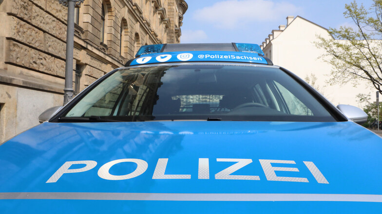 Eine kaputte Haltestelle, zwei aufgebrochene Autos und viele zerstörte Wahlplakate - der Polizeibericht aus Dresden vom 6. August.