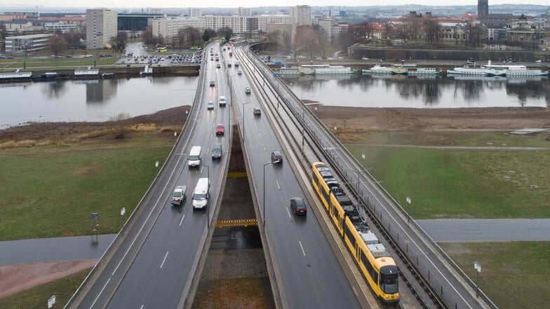 Der linke und der mittlere Brückenzug der Carolabrücke in Dresden sind bereits saniert. Ab Anfang 2025 kommt der elbabwärts liegende Teil mit der Straßenbahnstrecke an die Reihe.