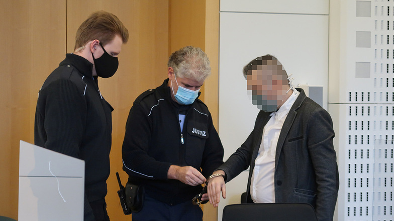 Wachtmeister befreien den Angeklagten Alexander B. im Landgericht Dresden von seinen Handschellen. Am Dienstag ist der Mann nach zweimonatigem Prozess verurteilt worden.