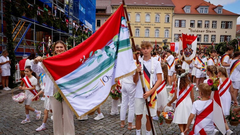 Die neue Fahne der Oberschule an der Elsteraue, getragen von Emma und Lucas.