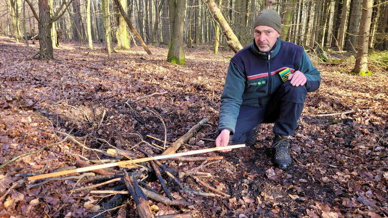 Nach dem Löscheinsatz am Ostermontag haben Jörg Roß und seine Kollegen der Nationalparkwacht weitere illegale Feuerstellen entdeckt.
