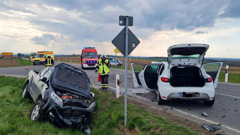 Ein Renault Clio und ein Isuzu Pickup sind auf der B175 frontal zusammengestoßen.