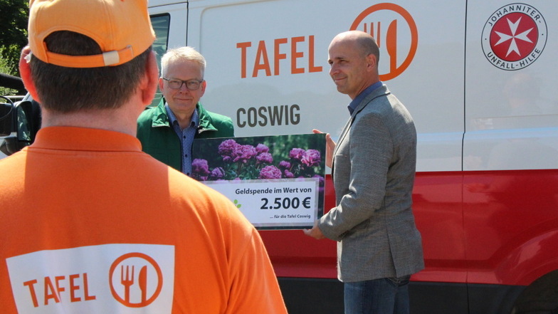 Thomas Rother (rechts), Marktleiter Dehner Coswig überreicht Dirk Roscher (links) Mitglied des Johanniter-Regionalvorstandes Meißen/Mittelsachsen den Spendenscheck.