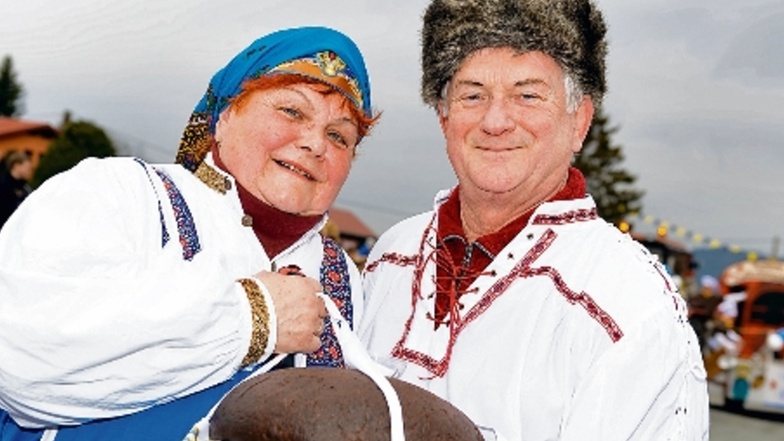 Renate und Siegfried Goldammer aus Schöna waren mit Brot und Salz unterwegs, um neue Freundschaften zu schließen.