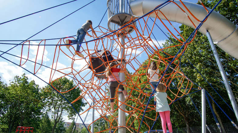 Der Seilzirkus steht bereits auf dem neuen Spielplatz im Bautzener Stadtteil Gesundbrunnen. Kinder aus dem benachbarten Mehrgenerationenhaus sind schon vor der Eröffnung begeistert.
