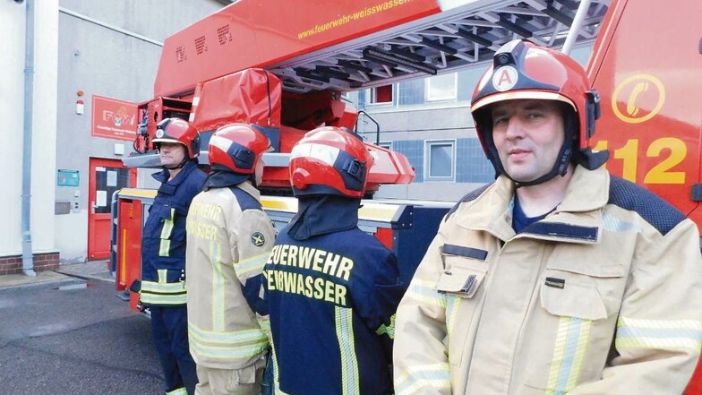 Thorsten Krautzig (rechts) und Frank Wolsch (links) sowie weitere Kameraden präsentierten die neu angeschaffte Bekleidung für die Freiwillige Feuerwehr Weißwasser.