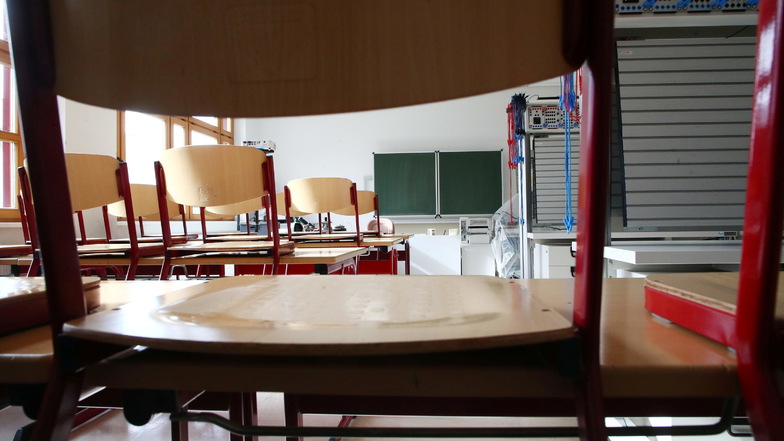 Stühle auf den Bänken in einem leeren Klassenzimmer. Ab Montag schließen wieder die Schulen im Landkreis Meißen, mit Ausnahme der Abschlussklassen. Da die Inzidenzwerte hoch sind, wird die Schließung wohl noch eine Weile andauern.