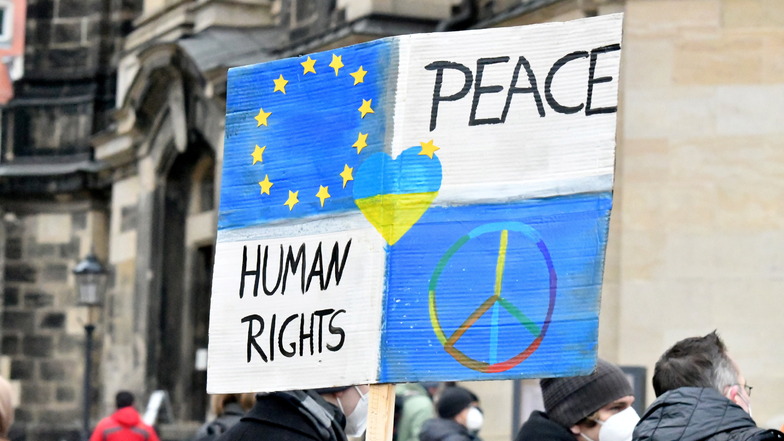 Frieden und die Einhaltung der Menschenrechte forderten Teilnehmer am Sonntag in Dresden.