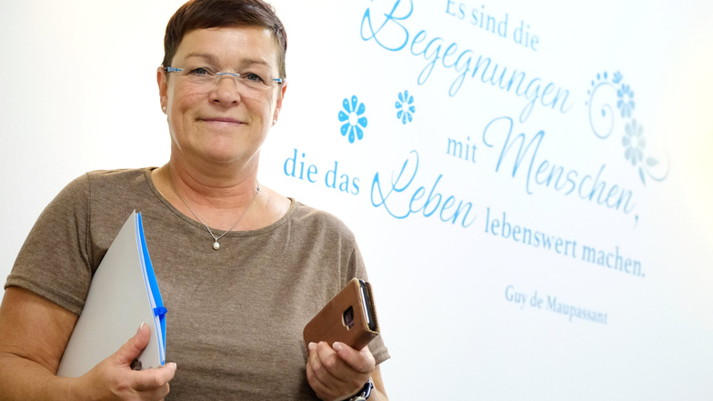 Kerstin Klug aus Lommatzsch leitet seit 20 Jahren einen Pflegedienst. An die Wand ihres Büros hat sie ihr Lieblingszitat von Guy de Maupassant schreiben lassen.
