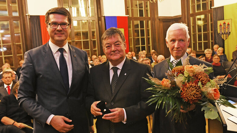 Ulrich Kuhn (rechts) hielt die Laudatio für Hans-Joachim Egerer, der von Amtsnachfolger Sven Liebhauser den Ehrenring der Stadt bekam.