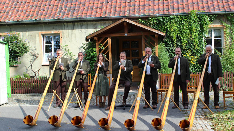 Die Lausitzer Hangfichten gehörten zu den Bläsergruppen, die am Sonntag zum Benefizkonzert an der Laurentiuskirche in Lauta Dorf eingeladen hatten. Es wurde für alle ein musikalisches Erlebnis. Und auch der Erlös kann sich sehen lassen.