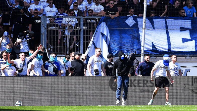 Skandalspiel: Duisburger Fans sorgen für einstündige Unterbrechung