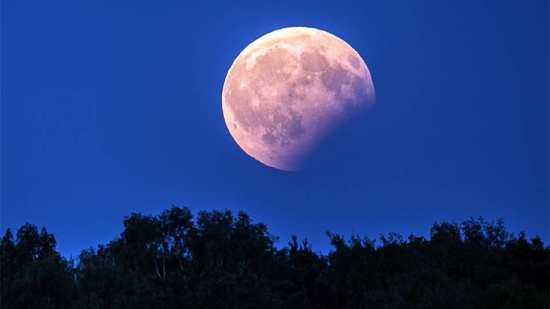 So zeigte sich der Mond am Montagabend über der Bautzener Region.
