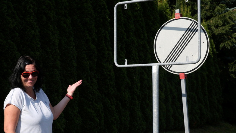 Montagfrüh hat die Stadtverwaltung Kamenz das falsche Ortseingangsschild entfernen lassen. Sächsische-de-Reporterin Ina Förster steht vor der leeren Umrandung.