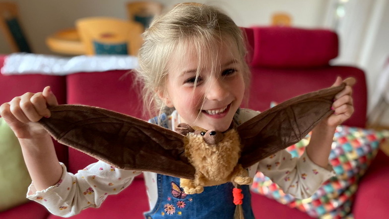 Happy End für Indira: Die Siebenjährige hat eine neue Plüsch-Fledermaus bekommen.