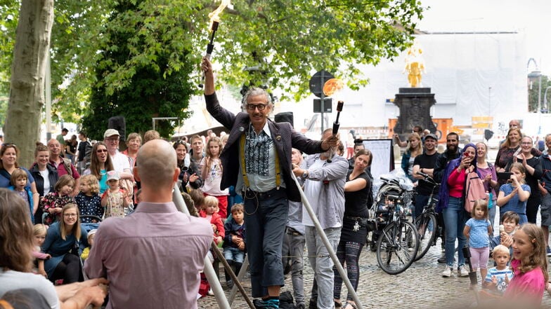 Die Künstler des Schaubuden-Sommers füllen die Straßen der Dresdner Neustadt wieder mit Theater, Kunst und Performances.