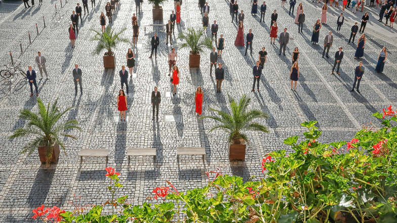 Ungewöhnliches Abschlussfoto: die Zittauer Abiturienten haben sich auf dem Markt fotografieren lassen - mit gebührendem Corona-Abstand.