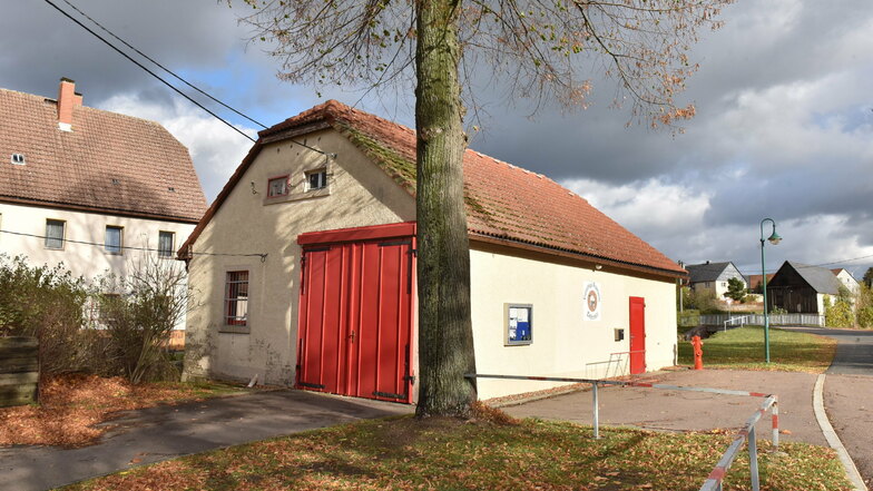 Eines der beiden Feuerwehrhäuschen in Colmnitz, die jetzt durch einen Neubau ersetzt werden sollen.