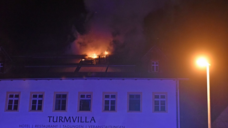 Flammen schlagen am Dienstagabend aus dem Dachstuhl des Gebäudes.