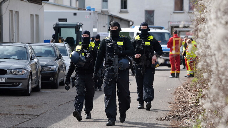 Die sächsische Polizei hat im Auftrag des Landeskriminalamtes eine Wohnung in Zwickau durchsucht. Der 42-jährige Mieter soll einen Hasskommentar verfasst haben.