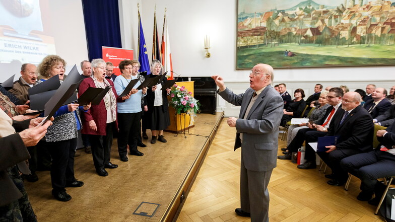 Für Ingrid Wilke war die SZ immer dabei: Auch als ihr Mann Erich Wilke zur Meridianpreis-Verleihung 2016 den Lutherchor im Rathaus dirigierte, in dem sie mitsang (Sängerin rechts), fotografierte die SZ.