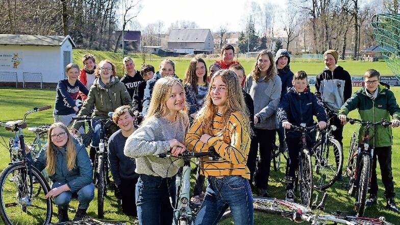 17 Siebtklässler aus der Freien Oberschule Gohlis in Leipzig sind mit dem Fahrrad nach Zschaitz gefahren. Hier werden sie bis zum Freitag kommender Woche das Landleben erkunden.