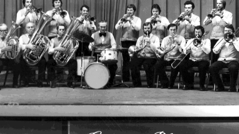Eine Aufnahme aus den 1970er Jahren: 16 Musiker zählte der Klangkörper, der zu dieser Zeit noch „Grenzlandblasorchester“ hieß.