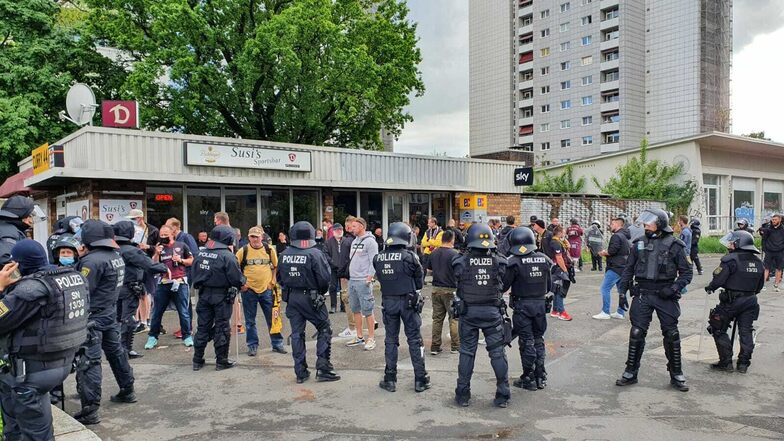 Vor Susis Sportbar sind rund zwei Dutzend Fans von der Polizei eingekesselt.