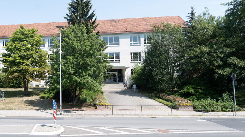 Die Radeberger Grundschule Süd wartet auf ihre Sanierung und einen Neubau - doch aktuell gibt es kein Geld vom Freistaat, weshalb sich das Projekt verzögert.