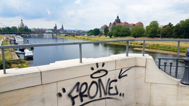 Zwar ist die Albertbrücke komplett erneuert. Doch die Sandsteinbrüstungen werden immer wieder mit wilden Graffiti beschmiert.