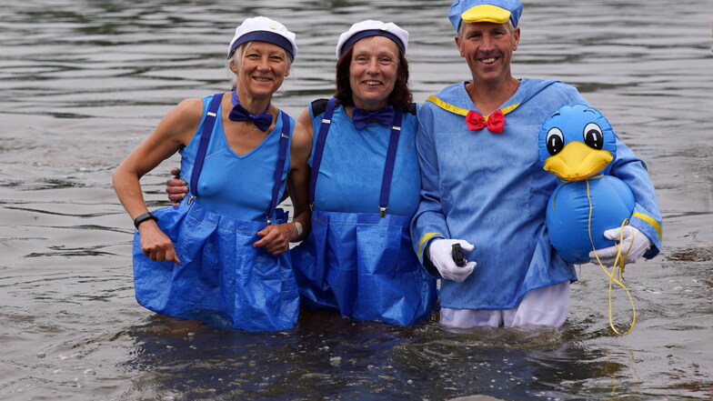 Viele von ihnen wollten nicht nur schwimmen. Wie in jedem Jahr gehören originelle Kostüme zum Elbeschwimmen dazu.