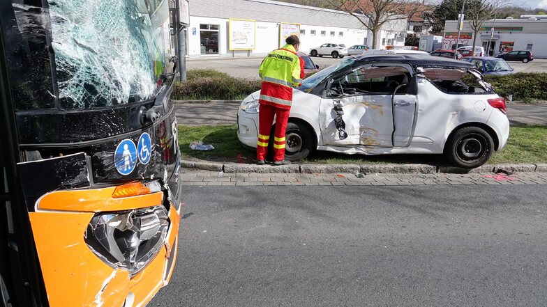 70.000 Euro Schaden: Auto stößt in Dresden mit Flixbus zusammen