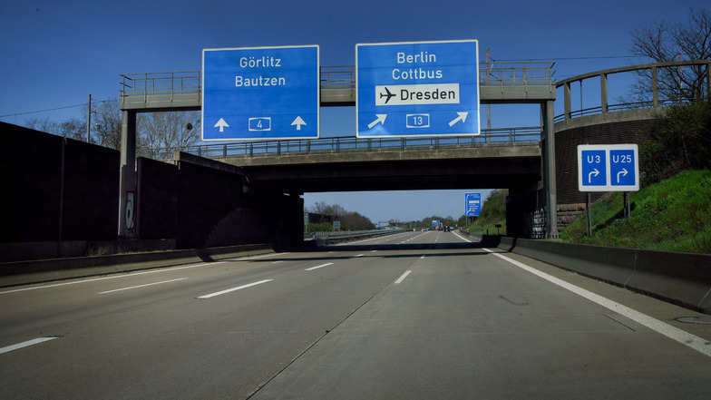 Leere Straßen in der Corona-Krise: Die Autobahn 4 an der Abfahrt Dresden-Flughafen
