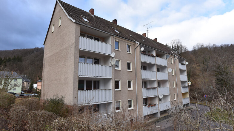 Diese Wohnungen in der Prießnitztalstraße in Glashütte haben zwar Wohnungen, sind aber sonst auf dem Stand der späten DDR-Jahre einschließlich einer Ofenheizung. Sie werden jetzt leergezogen, um den Stand verbessern zu können..