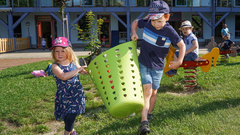 Mia, Lukas und Arne (v.l.) spielen gern im Garten der Neukircher Kita Querx Valentin. Wie es mit der Kinderbetreuung in der Gemeinde weitergeht, wird derzeit diskutiert.
