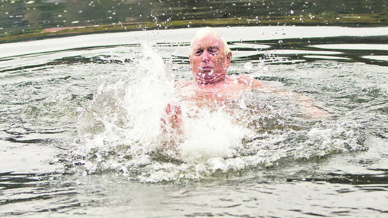 Albert Jäger badet jeden Tag in der Elbe, die vor seiner Haustür fließt. Auch bei den aktuellen eisigen Temperaturen.