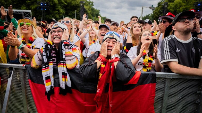 Die Fans auf der Berliner EM-Fanmeile können das knappe Ausscheiden der deutschen Mannschaft nicht glauben.