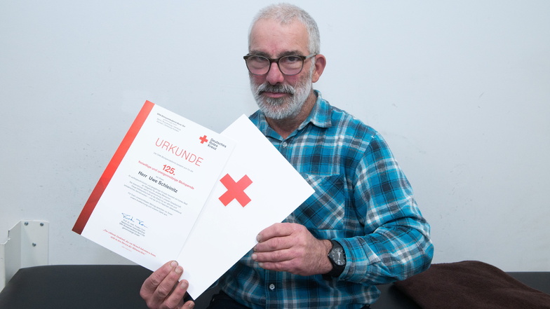 Uwe Schleinitz zeigt seine Urkunde für 125 freiwillige und uneigennützige Blutspenden. Beim SV Motor Großenhain kennt man ihn als Kampfrichter.