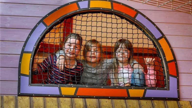 Antonia, Paula und Jael aus der Ruppersdorfer Grundschule testen den neuen Spielplatz in der Entdeckerwelt...