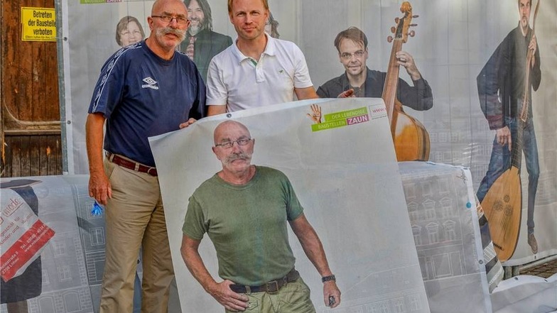 Am Stadtwerkemobil bekamen die Teilnehmer des 2016 von der Werbegemeinschaft initiierten „Lebendigen Bauzauns“, wie Wolfgang Hoffmann, von Organisator Alexander Pai ihre lebensgroßen Fotos ausgehändigt.