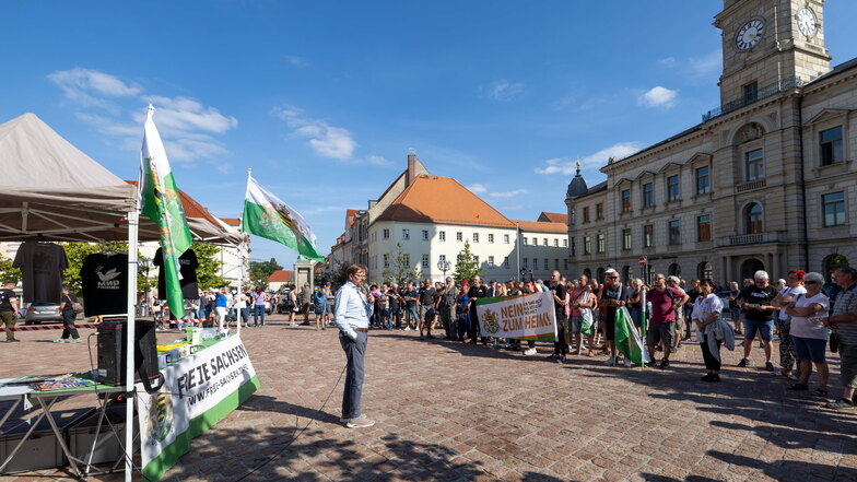 Demonstration vor dem Großenhainer Rathaus gegen das geplante Asylheim im ehemaligen Arbeitsamt. Peter Schreiber von den Freien Sachsen macht sich zum Sprachrohr der etwa 130 Protestler.