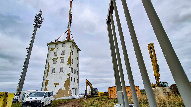 Der Schmalbandrichtfunkturm am ehemaligen Harthaer Kreuz ist 1960 in Betrieb gegangen. Jetzt wird das Gebäude abgerissen.