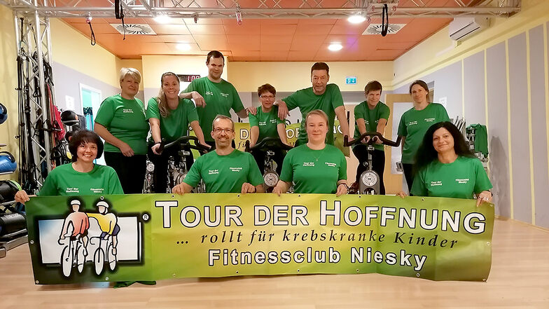 Das Team des Fitnessclub Niesky ist bereit, mit sportbegeisterten Menschen die "Tour der Hoffnung" zu radeln. Der Spendenerlös kommt krebskranken Kindern zugute.