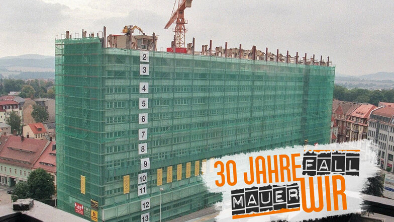 Vom Reicheturm in Bautzen bietet sich am 30.08.1999 dieser Blick auf das Hochhaus am Kornmarkt. Der ursprünglich dreizehngeschossige Bau, im Volksmund "blaues Ungeheuer" genannt, wird Stück für Stück abgetragen. Das oberste Stockwerk ist schon fast vollst