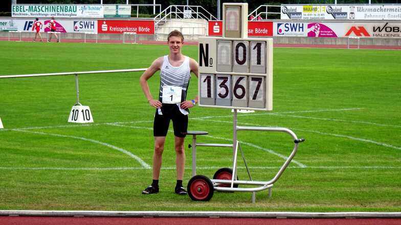 Klar dokumentiert: 13,67 m im Kugelstoßen bedeuteten für Hoyerswerdas Luca Sommer Bronze bei den Mitteldeutschen Meisterschaften. Doch der eigentliche Coup folgte noch mit dem Diskus.