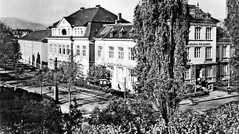 Aus der Webschule wurde 1951 die Fachschule für Energie. Das war auch am dem Ring zugewandten Gebäudeportal zu lesen (im Bild rechts).