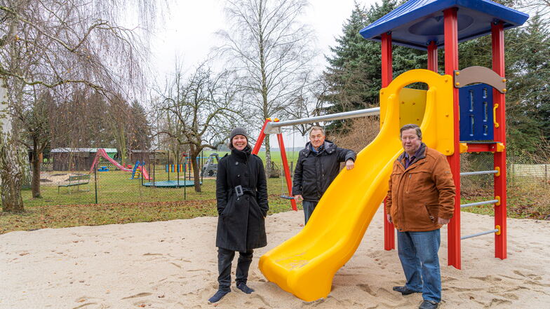 Projektkoordinatorin Sandra Stibenz zusammen mit Helmut Conrad und Axel Knöfel vom Ortschaftsrat in Kosel hatten den neuen Spielplatz bereits im November freigegeben.