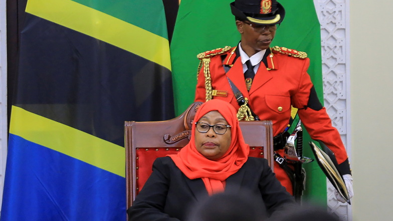 Samia Suluhu Hassan (M) ist zur neuen Präsidentin von Tansania vereidigt worden.